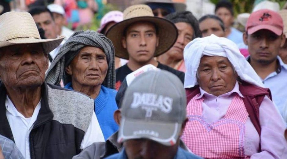 Foto: Un grupo de adultos mayores que reciben apoyos junto a un joven en México, marzo 12 de 2019 (Foto: Especial)