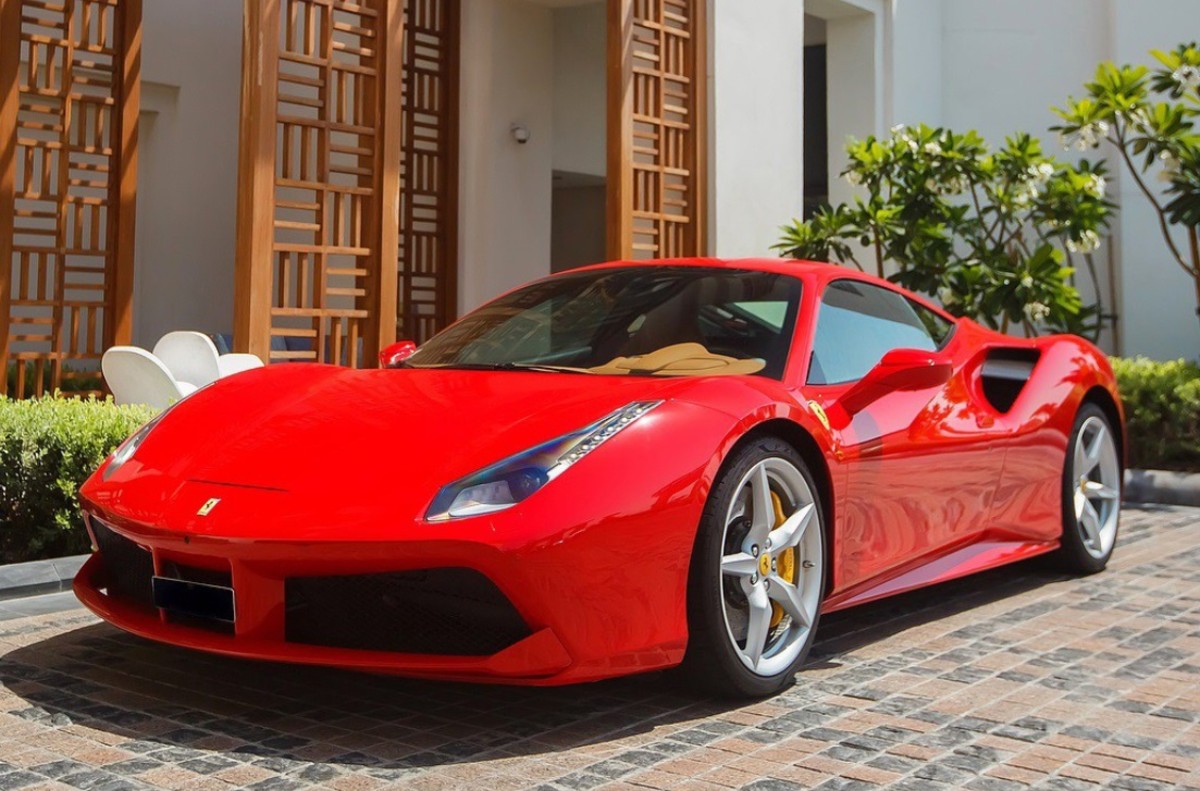 Empresa de Dubai paga 700 mil pesos por comprar autos de lujo