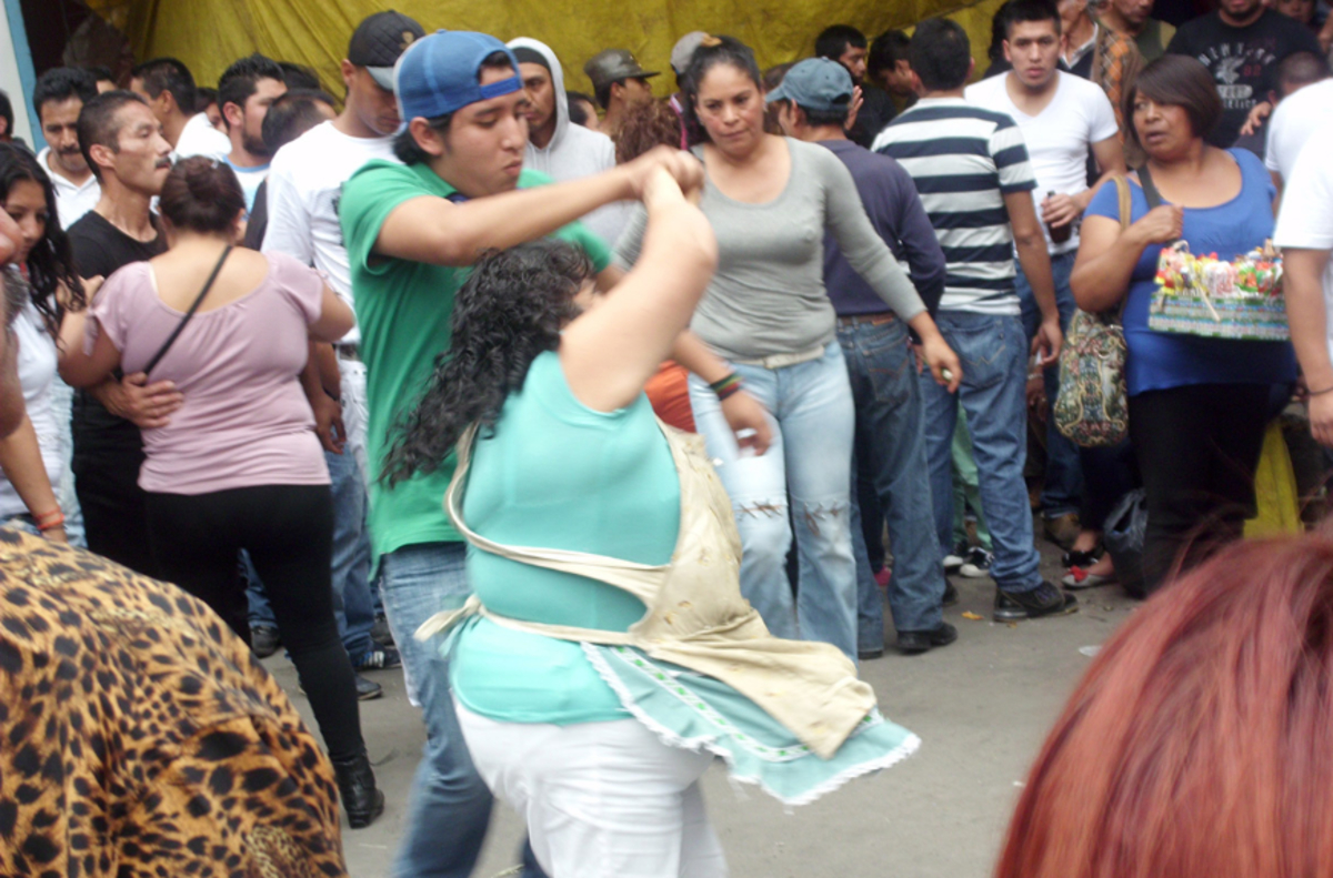 Gana 5 mil pesos en el concurso de baile de la Merced