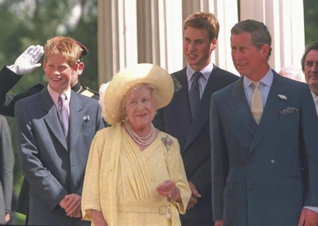 Los príncipes Harry y William con su bisabuela