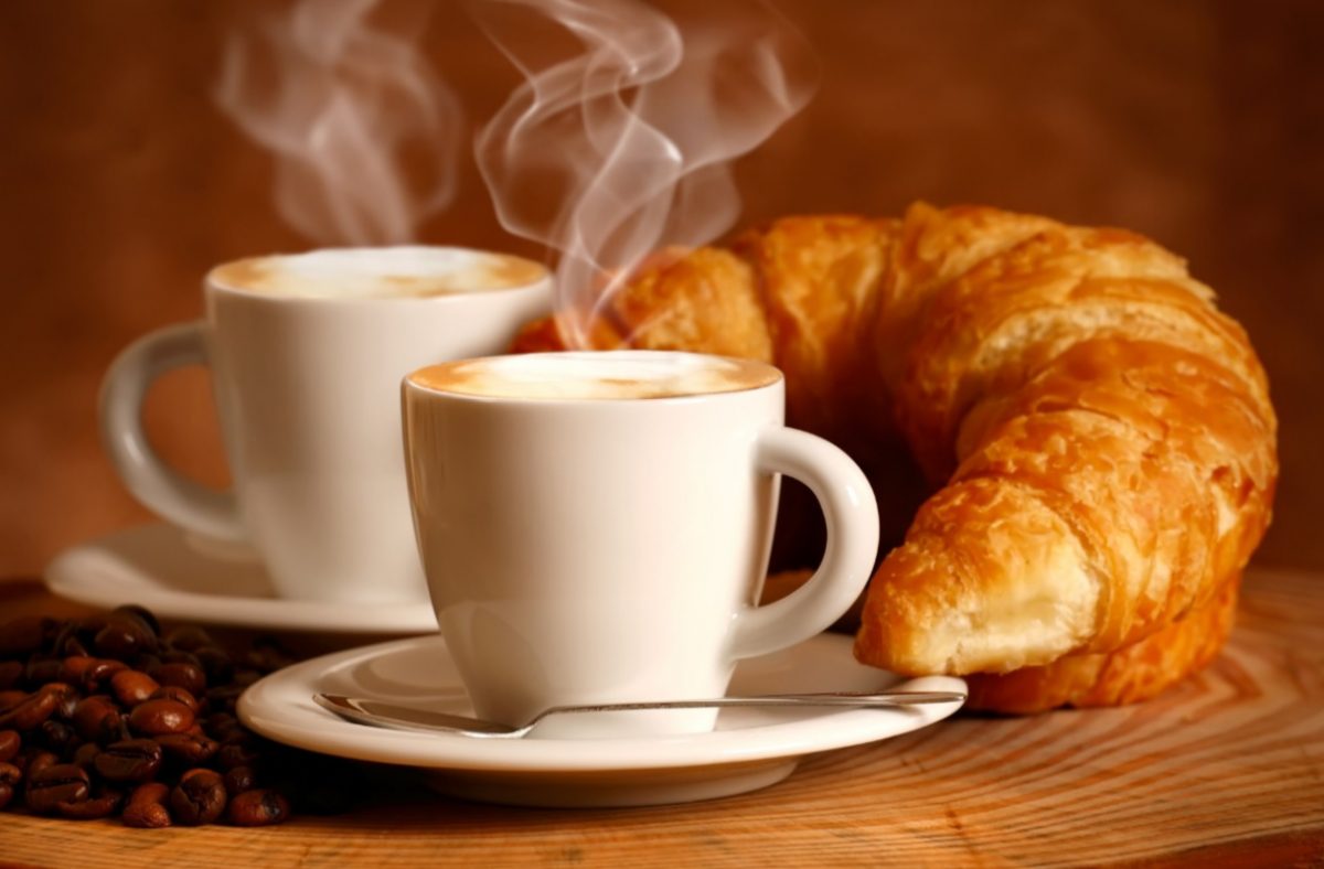 Recibe mil dólares por beber café y escribir sobre ello