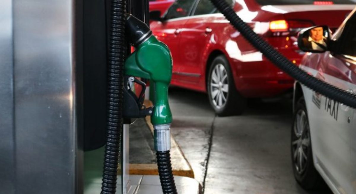 AMLO descarta aumentar precio de gasolina pese alza del petróleo en el mundo