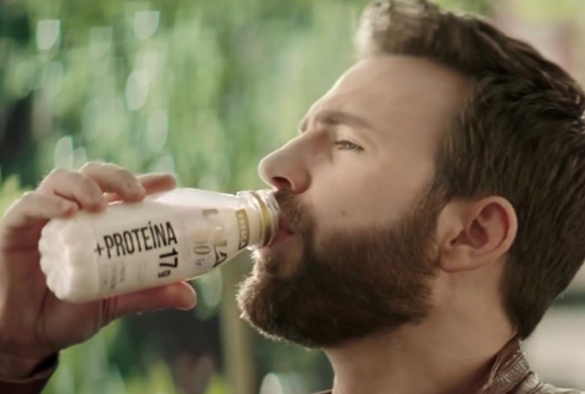 Video: Chris Evans sorprende al aparecer en comercial de Lala