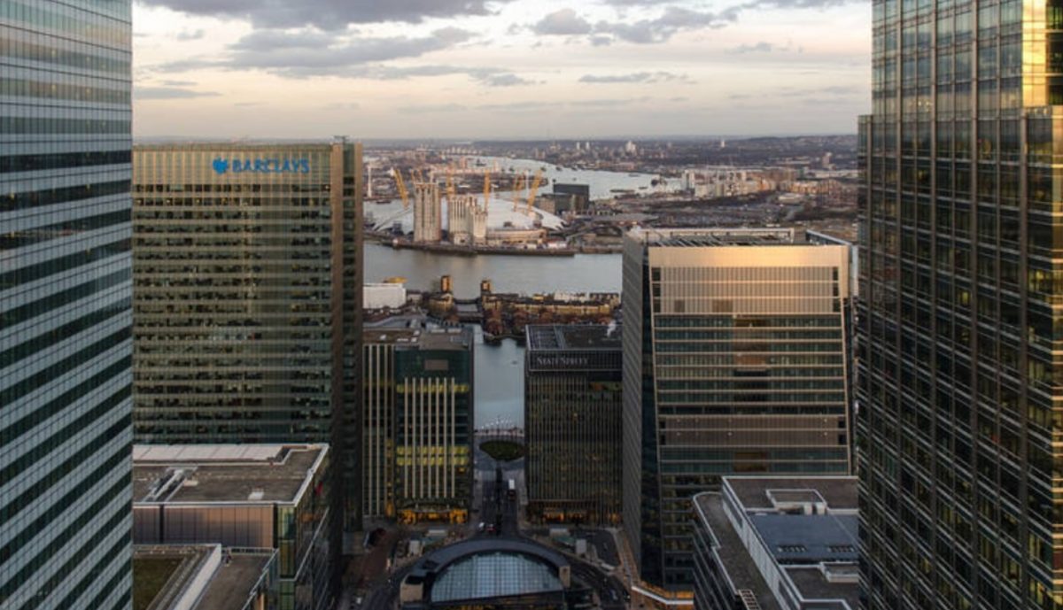 Golpe económico llega a Reino Unido; entra en recesión con caída del PIB de 20.4%