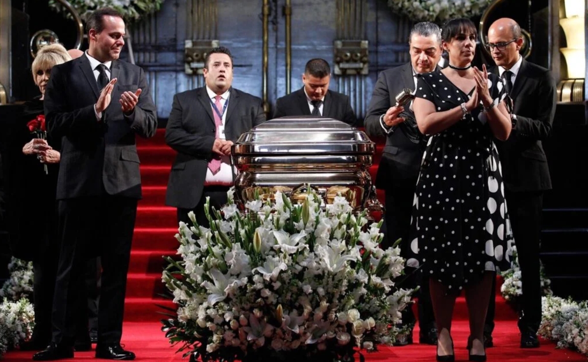 ¿Ley de Austeridad se pasó por alto para traer los restos del ‘Príncipe de la Canción’?