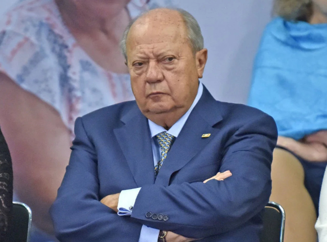 Renuncia líder sindical