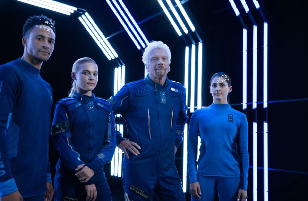 Presentan trajes para vuelos privados al espacio de Richard Branson