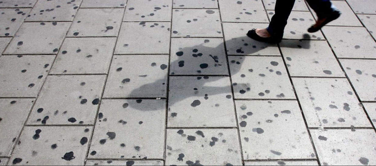 Si tiras chicles en la calle, podrías recibir una multa de hasta 16 mil pesos