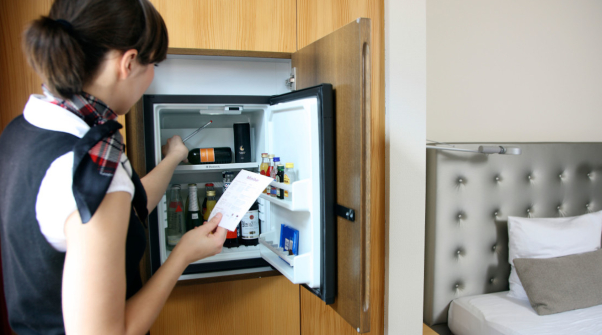 Por esta razón los productos del minibar de un hotel son tan caros