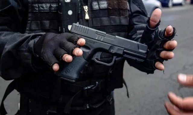 Imagen: Autoridades muestran un arma, 12 de noviembre de 2019 (Imagen: Especial)
