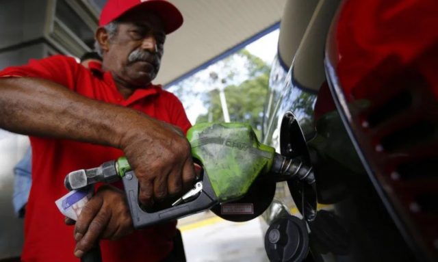 Imagen: Llenan de gasolina a un automóvil en Venezuela, 5 de noviembre de 2019 (Imagen: Especial)