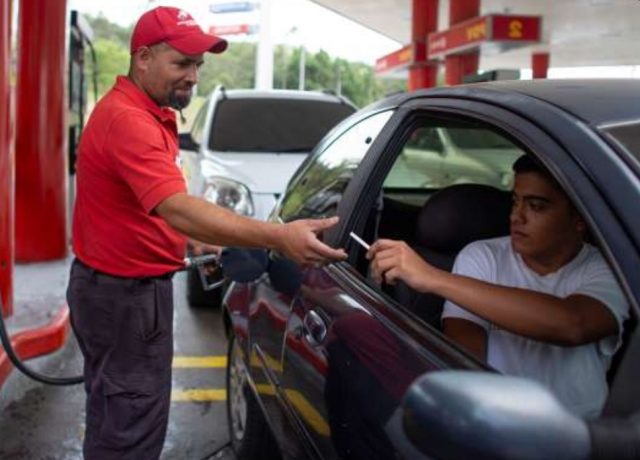 Imagen: Un cigarro a cambio de recibir gasolina en Venezuela, 5 de noviembre de 2019 (Imagen: Especial)