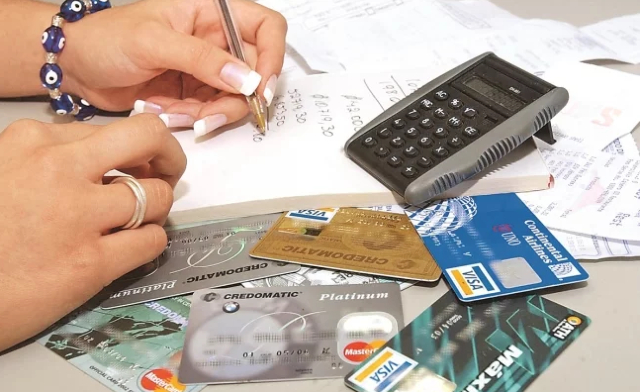 24 de diciembre 2019, Cancelación de tarjetas de crédito, tarjetas, calculadora, persona, tarjetas de crédito