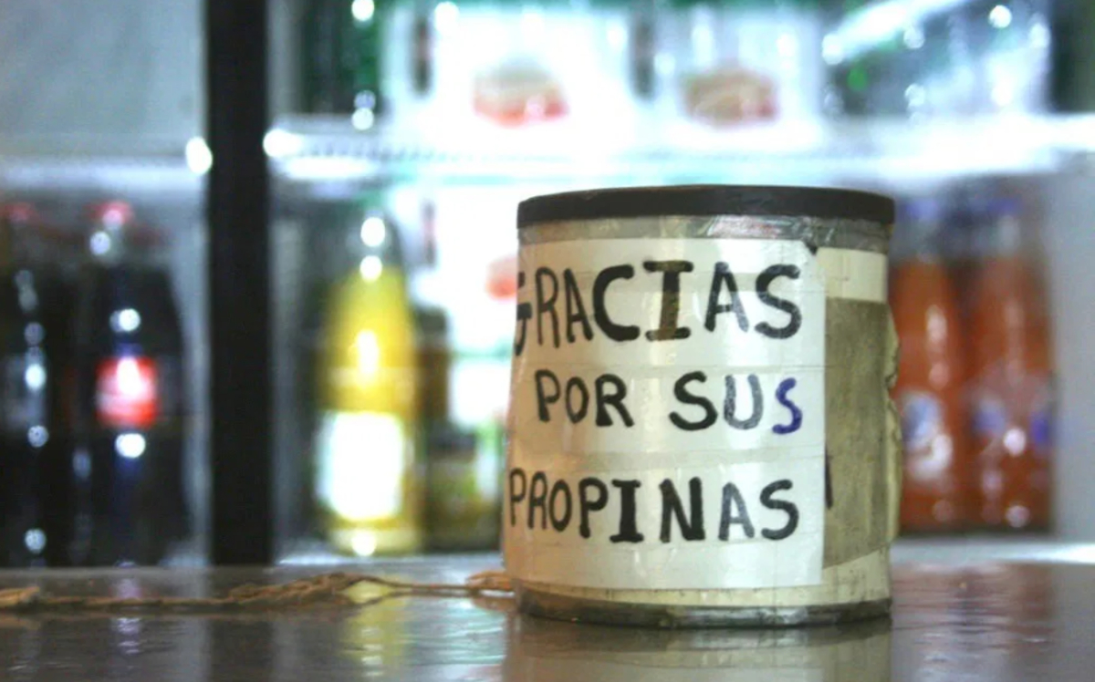 ¿Alguna vez te han exigido dar propina? Te decimos cómo levantar una queja