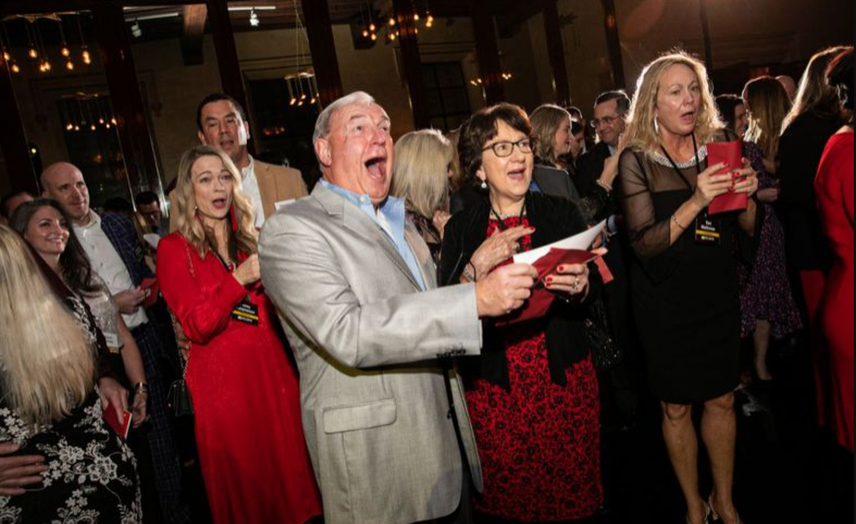 En fiesta de fin de año jefe le regala un millón de pesos a sus empleados