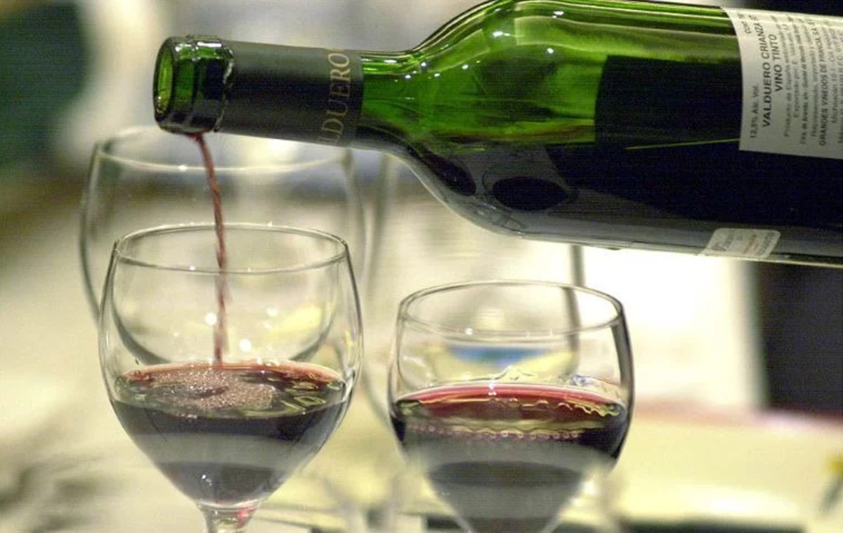 06 de diciembre 2019, Membresía de botellas de vino, botellas de vino, copas, vino, bebidas