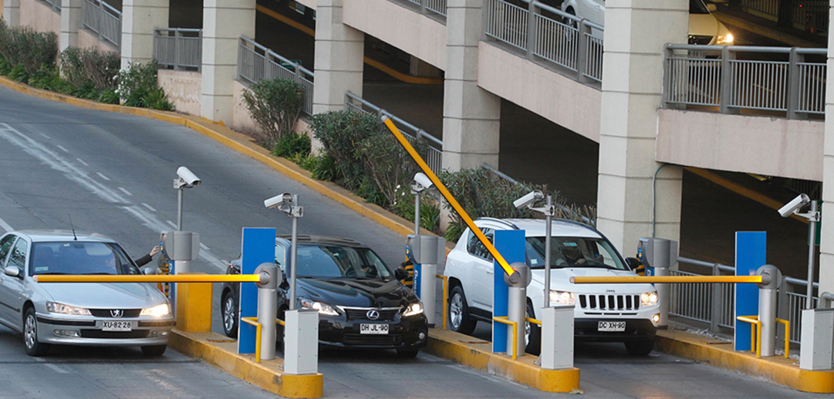 Proponen que estacionamientos cobren por minuto y no por hora