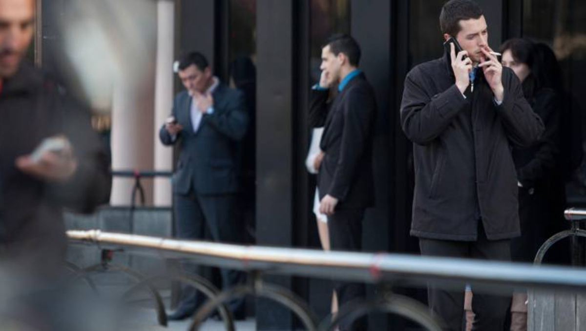 Fumar con tu jefe puede ayudarte a subir de puesto más rápido: Estudio