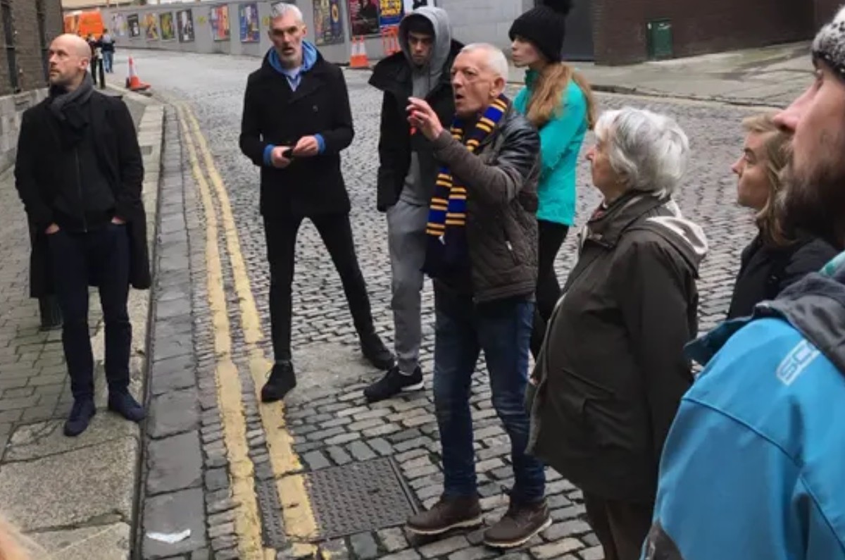 Dublín contrata a indigentes como guías turísticos; cobran 216 pesos