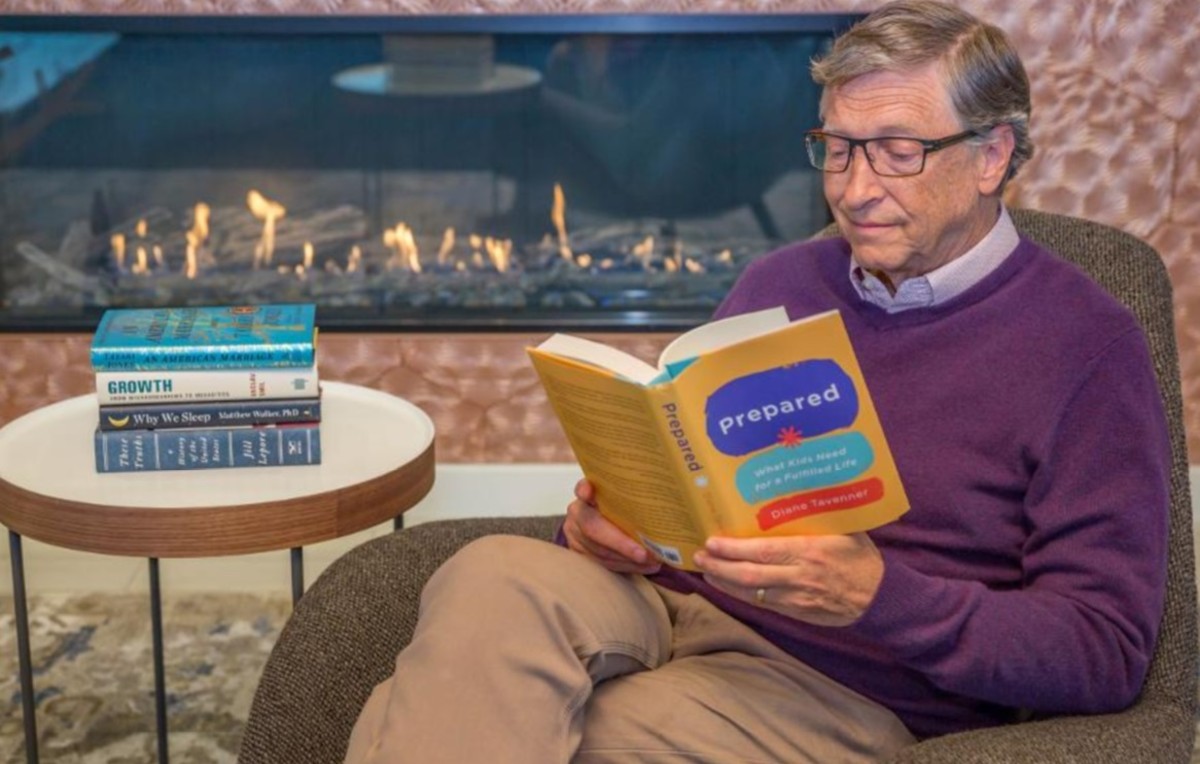 11 de diciembre de 2019, Bill Gates, Microsoft, fortuna, dinero, Bill Gates, fundador de Microsoft, es captado mientras lee un libro (Imagen: Especial)