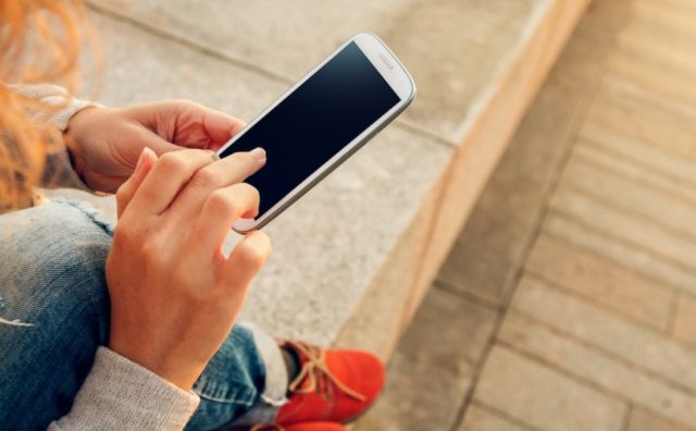 empresas, cobranza, teléfono méxico, una persona recibe una llamada telefónica en su celular (Imagen: Especial)
