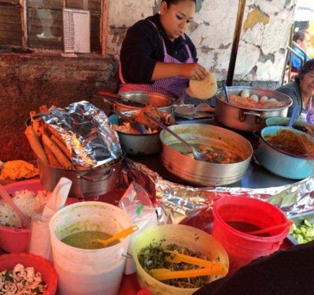 Mujer atiende puesto de antojitos (Imagen: Especial)