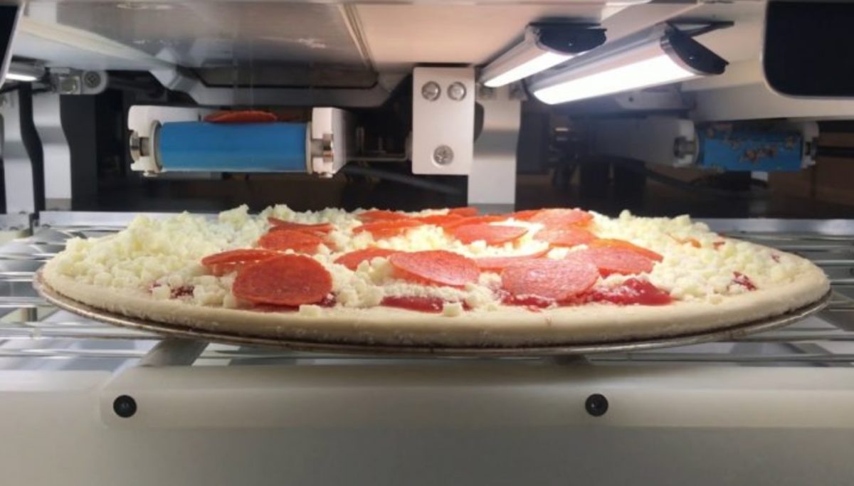 Este robot produce 300 pizzas por hora ¿cuánto dinero ahorrarán las empresas?