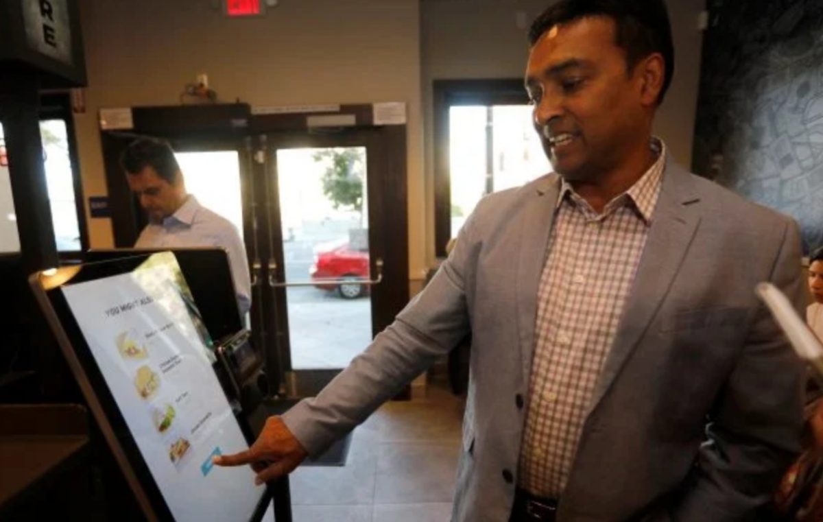 ¿Buscas trabajo? Esta famosa cadena de restaurantes te pagaría 100 mil dólares