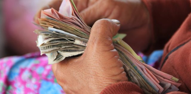 19 de febrero de 2020, billetes en la mano (Imagen: Unsplash)