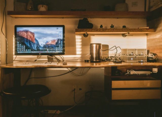 19 de febrero de 2020, una cafetera en casa para trabajar (Imagen: Unsplash)