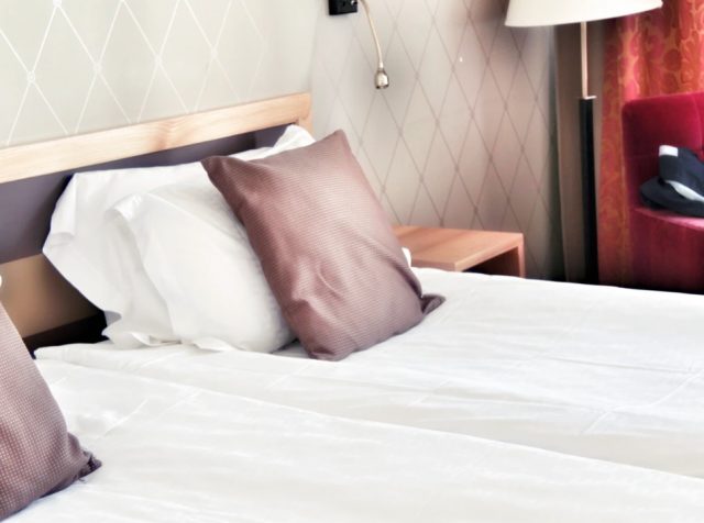 la cama de un hotel (Imagen: Unsplash)