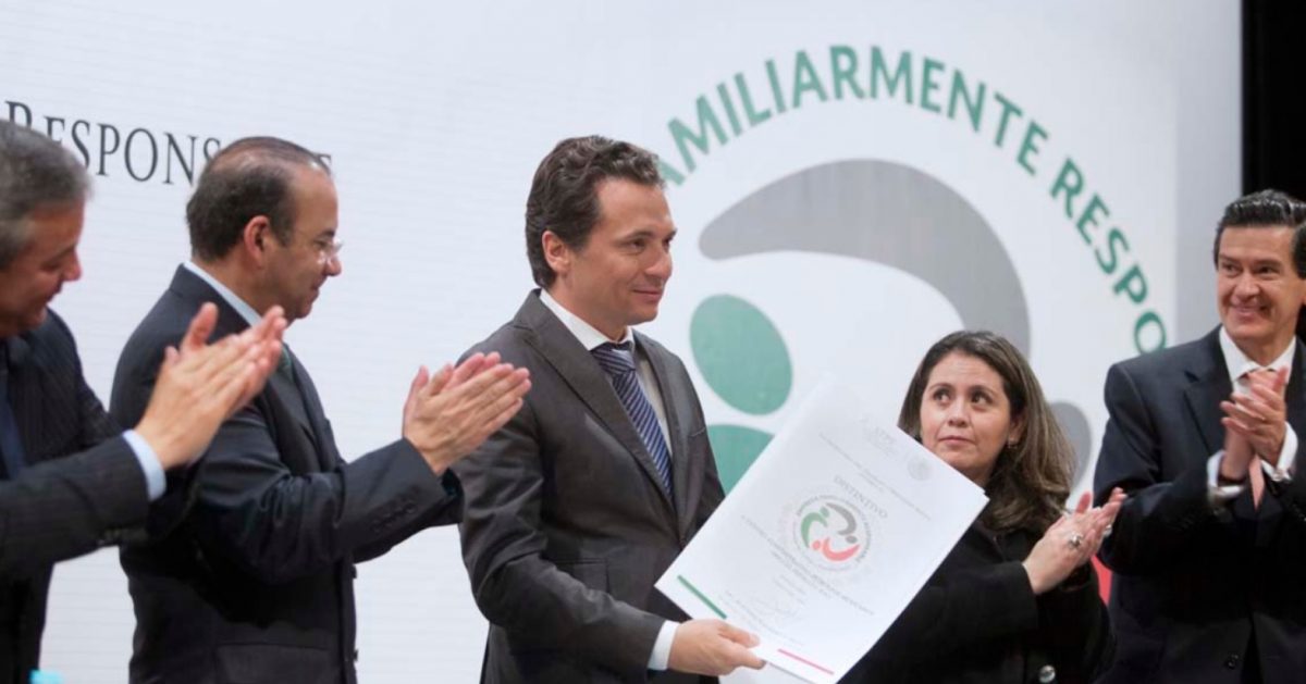 12 de febrero de 2020, Emilio Lozoya recibe un reconocimiento (Imagen: Twitter @EmilioLozoyaAus)