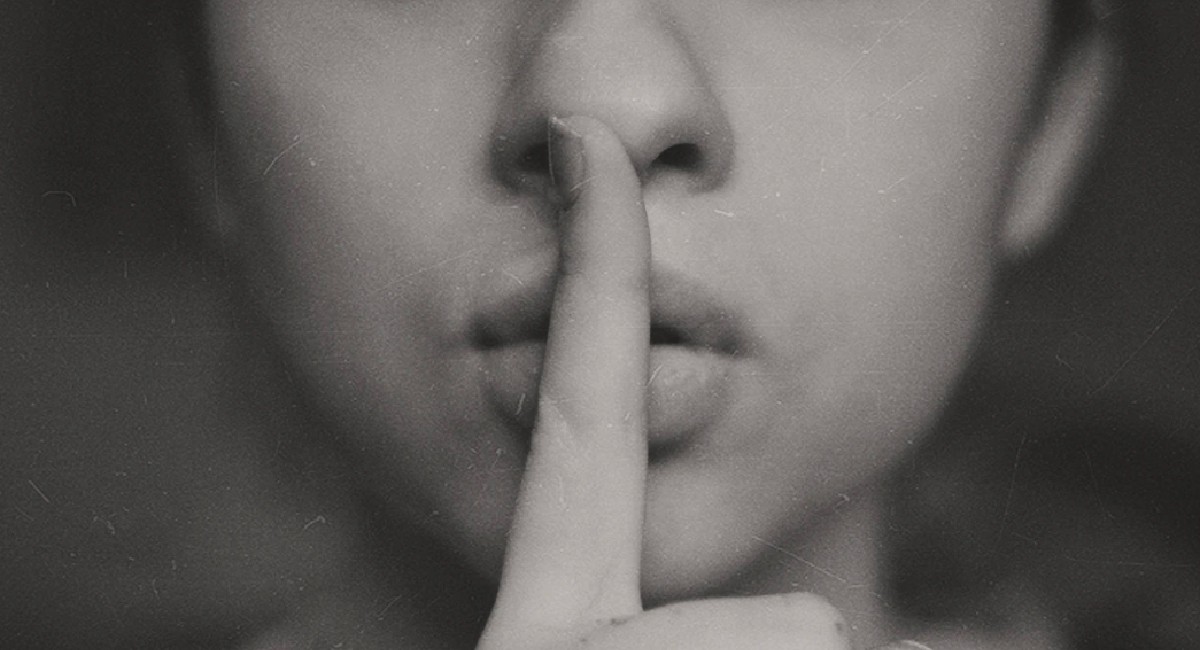 Así afecta la productividad el síndrome del empleado que guarda silencio y no dice lo que piensa