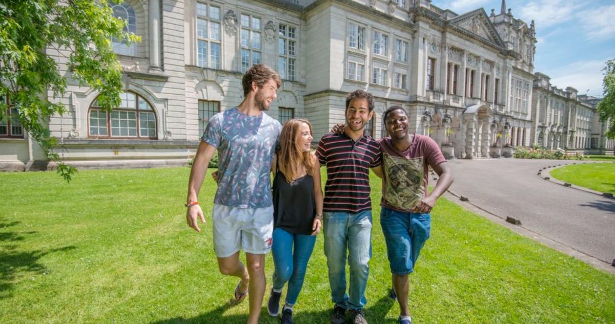 24 de febrero de 2020, estudiantes en Reino Unido (Imagen: Twiter @cardiffuni)