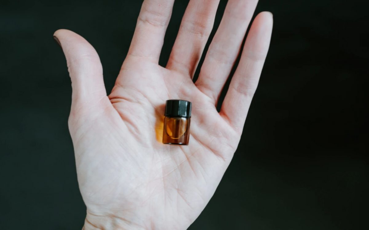 7 de febrero de 2020, un frasco en la mano (Imagen: Unsplash)