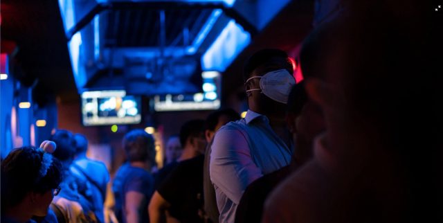 Gente en la calle con cubrebocas (Imagen: Unsplash)