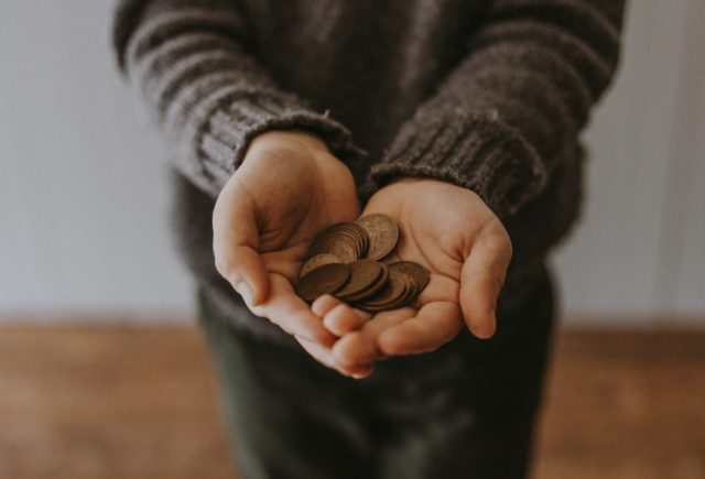 manos con dinero (Imagen: Unsplash)