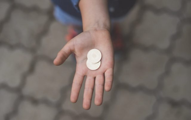 monedas que junta un niño (Imagen: Unsplash)