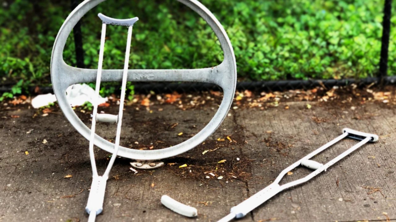 21 de febrero de 2020, muletas tras accidente de trabajo (Imagen: Unsplash)