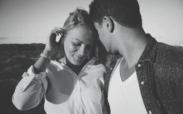 14 de febrero de 2020, dos jóvenes en estado cariñoso (Imagen: Unsplash)