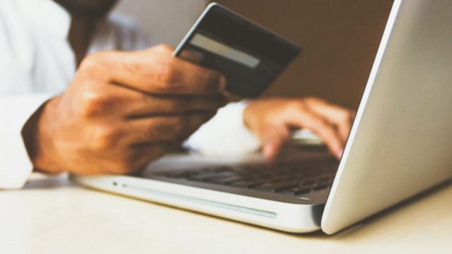 Uso de tarjeta de crédito para comprar un producto en línea (Imagen: Unsplash)