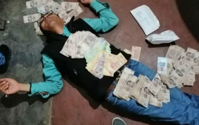 19 de febrero de 2020, persona tirada con billetes (Imagen: Twitter @FloresAnastaci1)