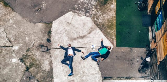 24 de febrero de 2020, tirados en el suelo (Imagen: Unsplash)