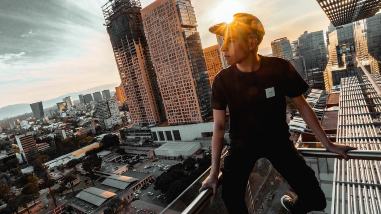14 de febrero de 2020, joven contempla el Centro de la CDMX desde las alturas (Imagen: Unsplash)