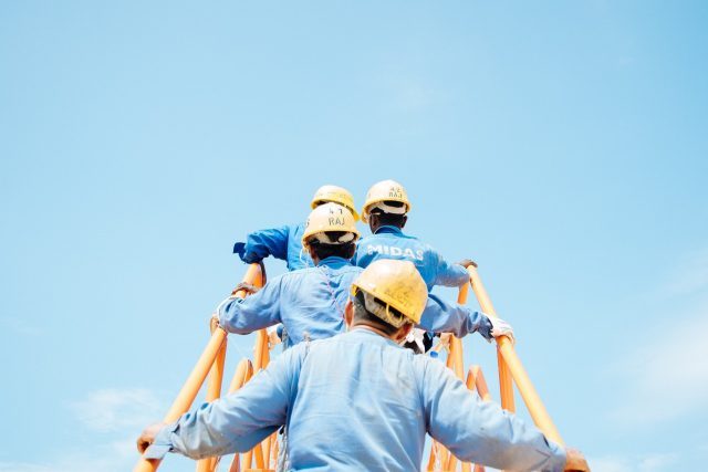 10 de marzo de 2020, trabajadores con cascos (Imagen: Unsplash)