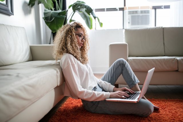 mujer trabaja en una computadora (Imagen: Unsplash)