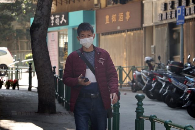 9 de marzo de 2020, una persona en la calle con cubrebocas por coronavirus (Imagen: Unsplash)