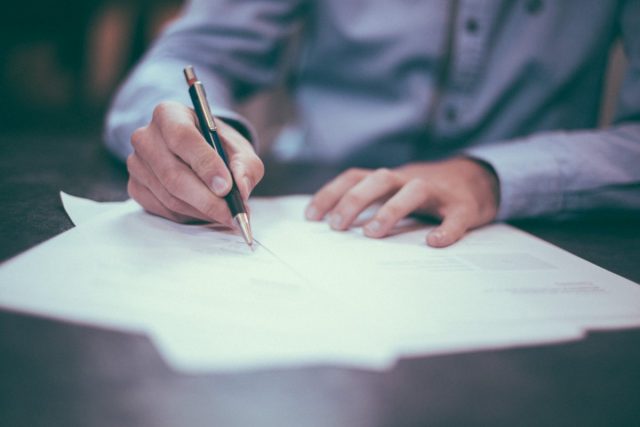 6 de marzo de 2002, firma de documentos (Imagen: Unsplash)