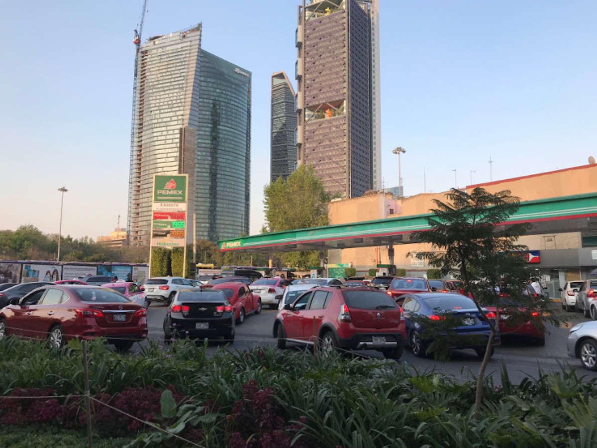 ¿AMLO influyó en que bajara el precio de la gasolina?