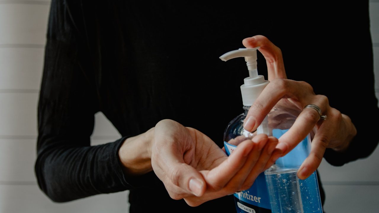 producto de gel antibacterial (Imagen: Unsplash)